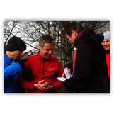 Bürgermeisterin Dr. Elisabeth Preuß überreicht Peter Smolka die Grußschreiben an die Erlanger Partnerstädte.